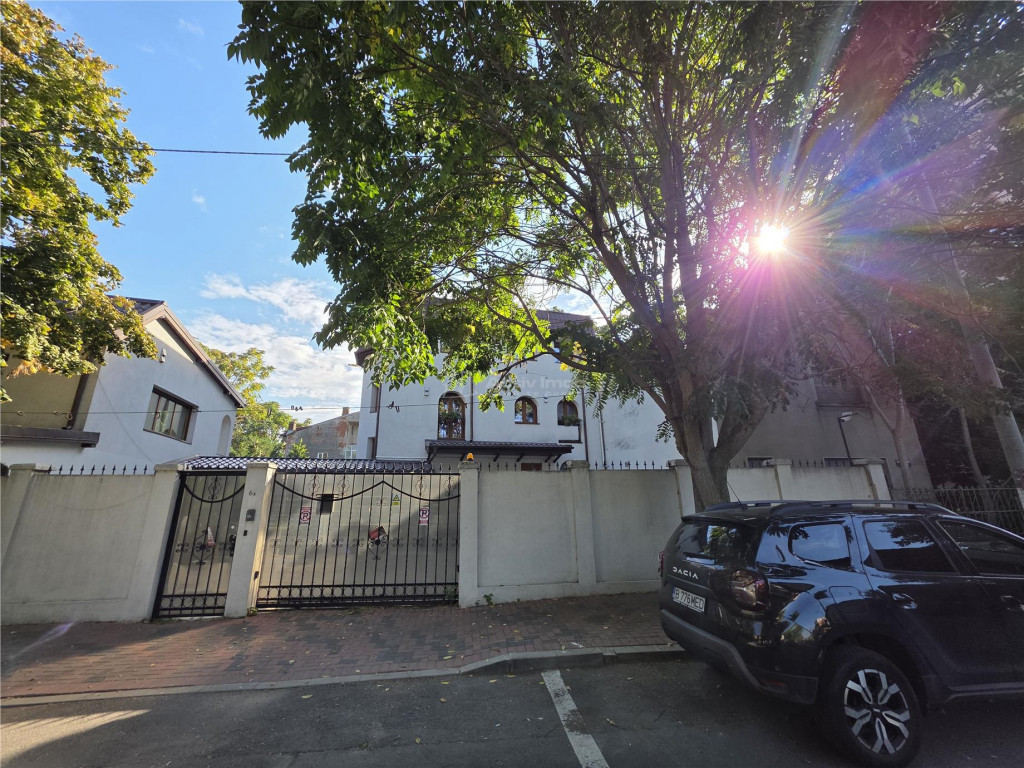 Vila 3 corpuri, 9 camere - s. utila 501.74 mp - teren 963 mp
