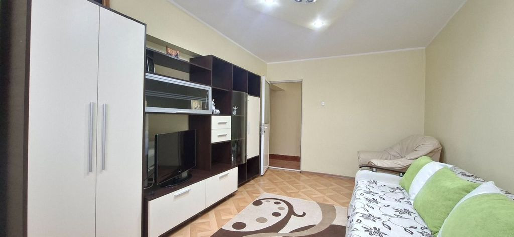 De inchiriat apartament cu 2 camere Micro 14, etaj 1, 350 euro