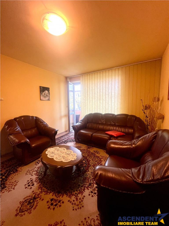Apartament cu 3camere, etaj1, bloc de 4 nivele, langa Piata