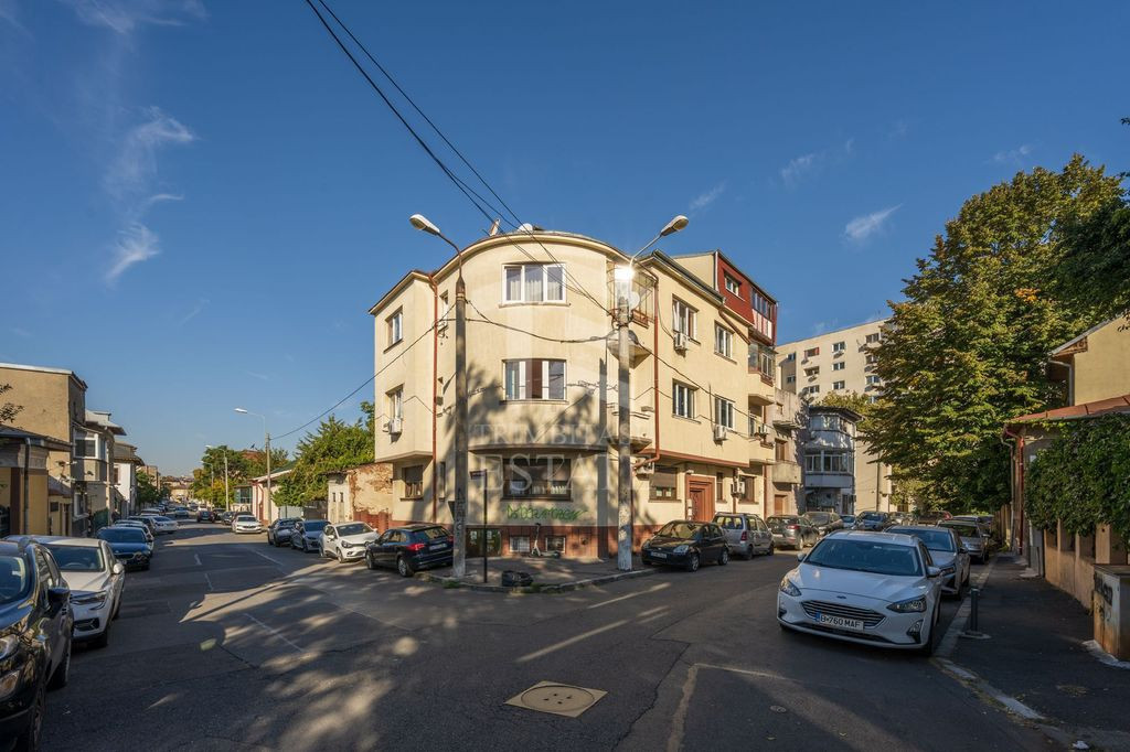 Zona C Calarrasilor ,apartament în imobil interbelic