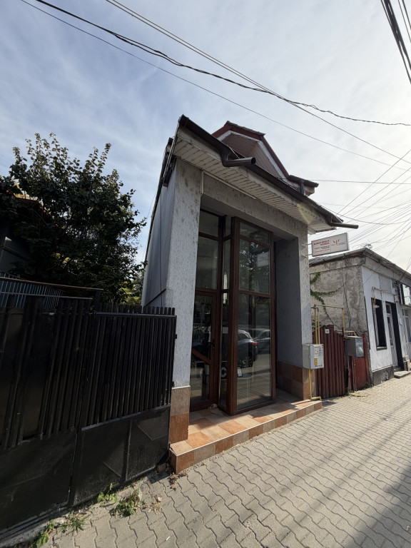 CLĂDIRE COMERCIALĂ DE VÂNZARE – 3 NIVELE, ÎN CENTRUL O