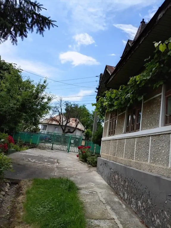 Casă cu teren 970 mp, central în Gornet