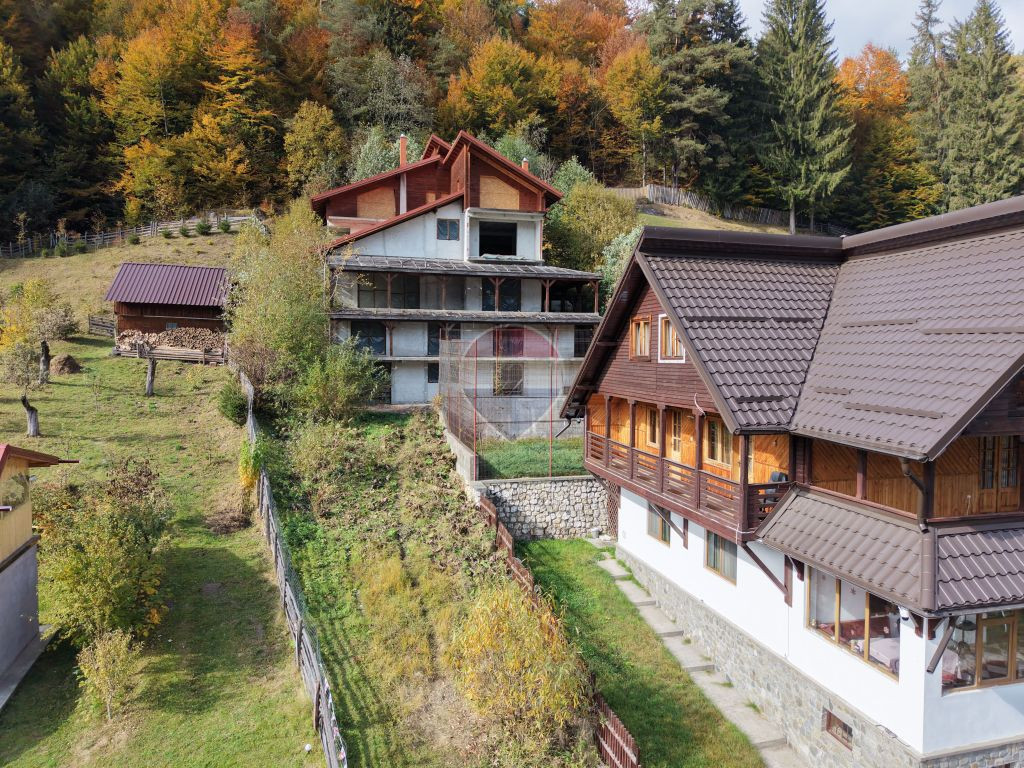 Casă/ Pensiune la gri de vânzare Dâmbovicioara, Piatra Craiului