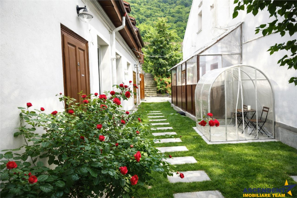 Casa cu 3 apartamente transfer afacere, locuri parcare, Ce