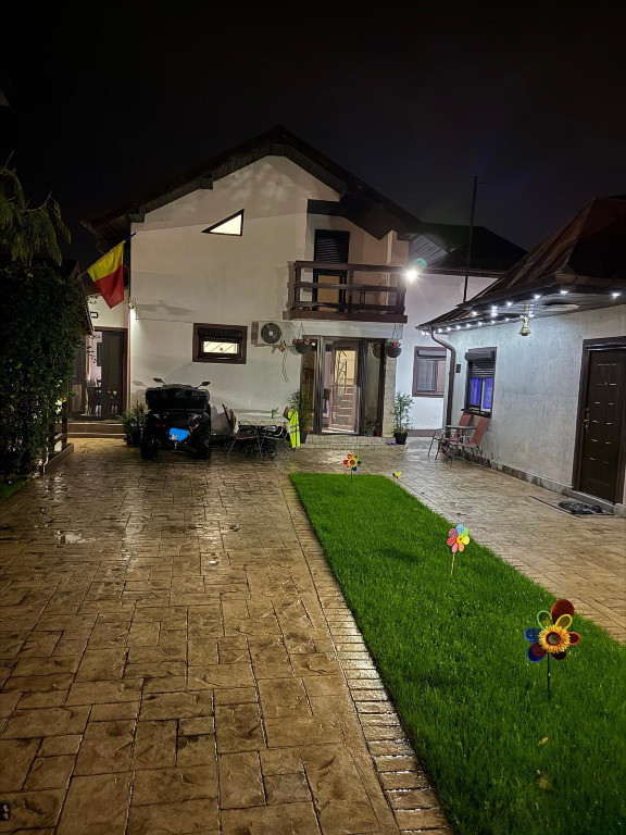 Două case, o singură proprietate, vedere la lac – Cernica