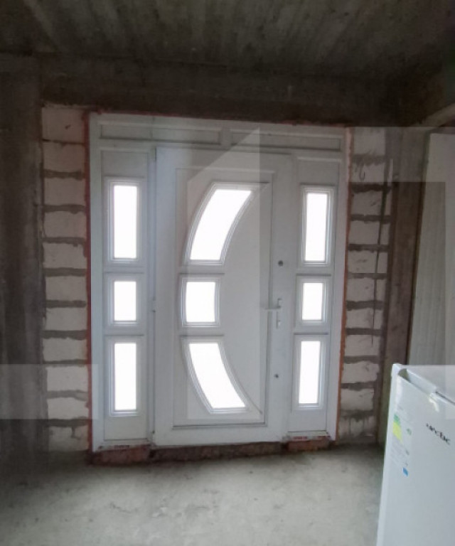Casă P+M la roșu, teren 582 mp, garaj dublu, două intrăr