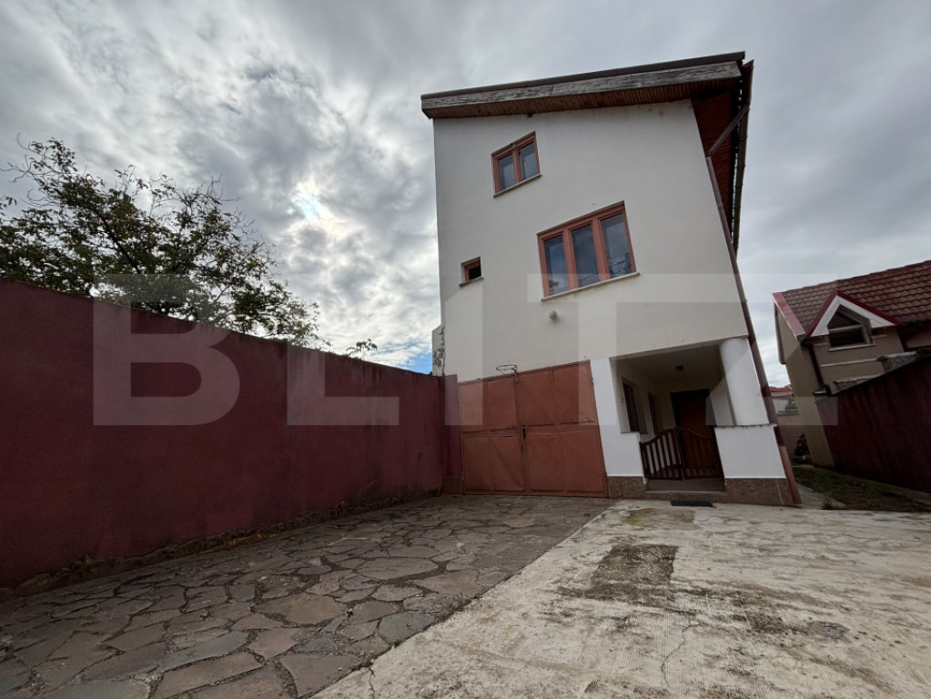 Casă de vânzare, 207 mp, zona Rogerius