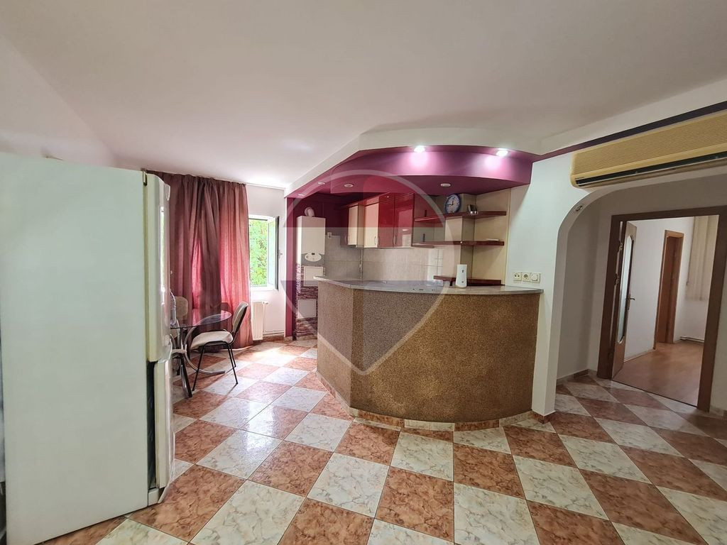 Apartament cu 4 camere de închiriat la etajul 2