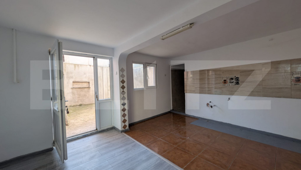 Casa cu 2 camere si mansarda ,plus bucatarie de vara .