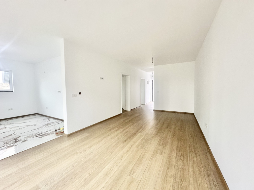 Duplex cu 3 camere despartit prin camera tehnica - acces rap