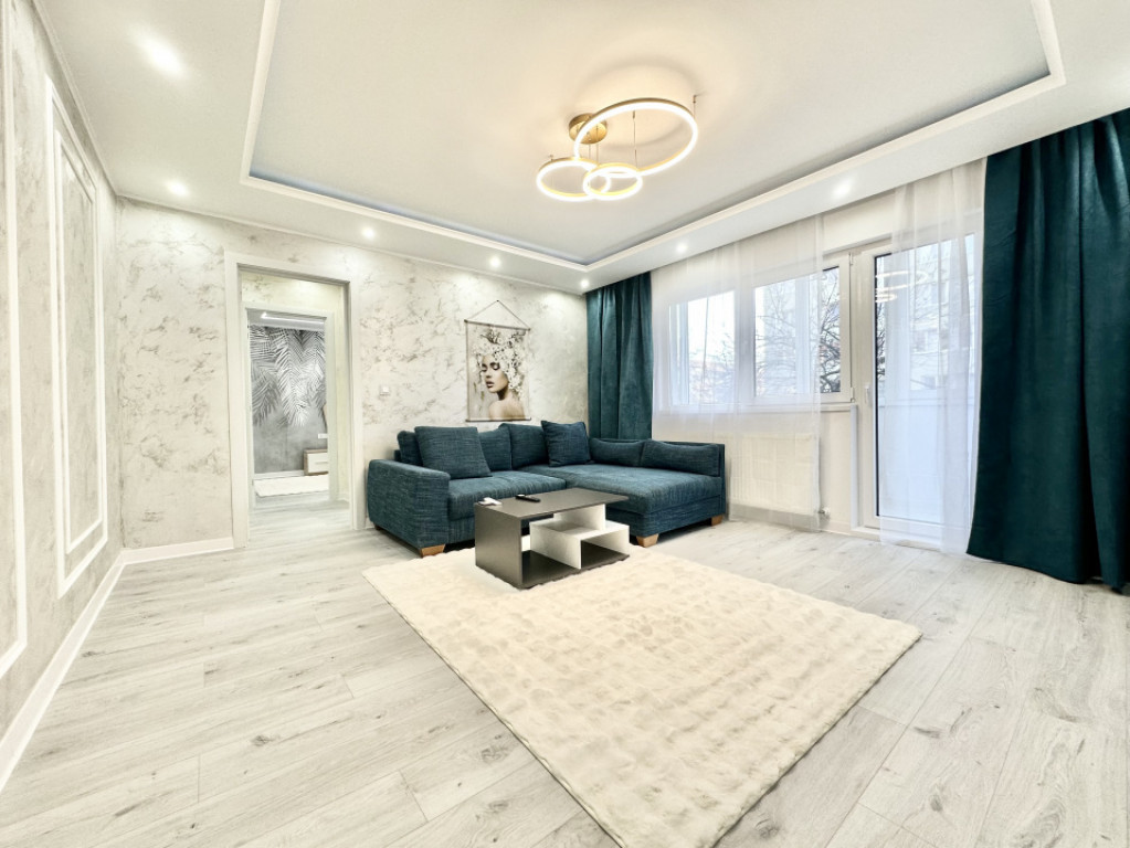 Apartament proaspat renovat cu 3 camere - etaj 2 - Zona Shop