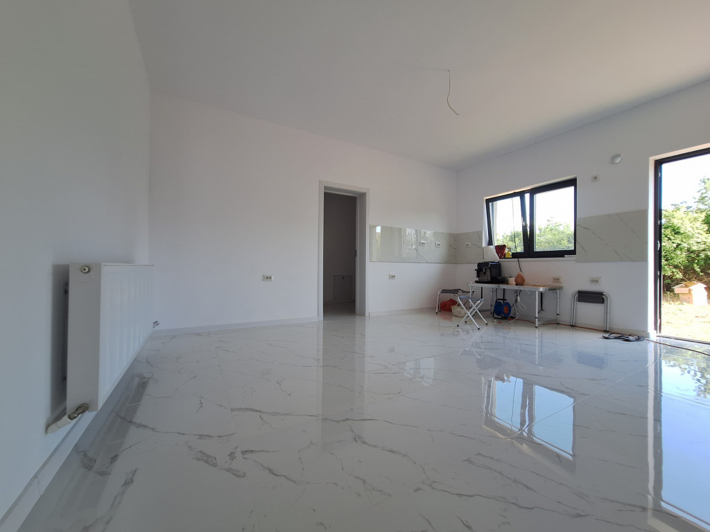 Duplex cu 95 mp utili - despartit prin camera tehnica - tere