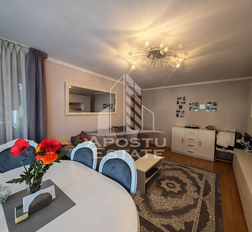 Apartament de vanzare cu 3 camere si 2 bai, decomandat, zona Lipovei