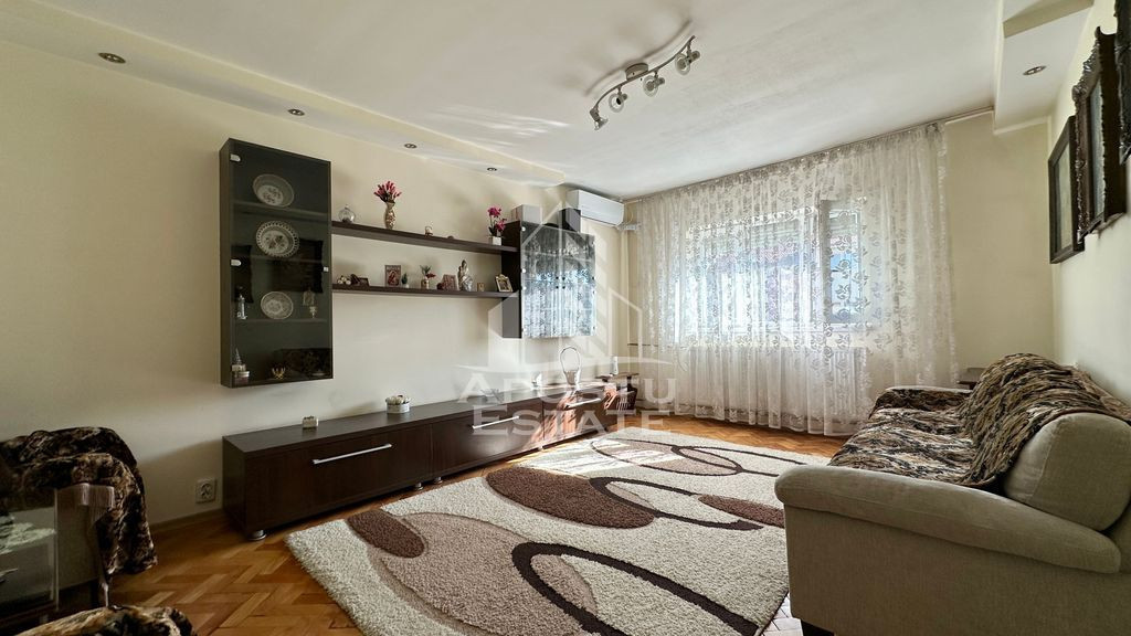 Apartament de vanzare cu 3 camere, decomandat, zona Soarelui