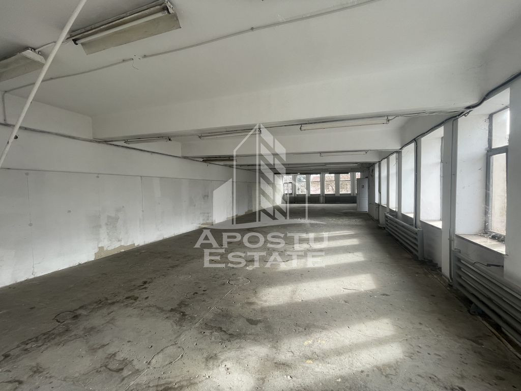 Spatiu comercial 1050 mp si 812 mp teren, in zona Sagului.