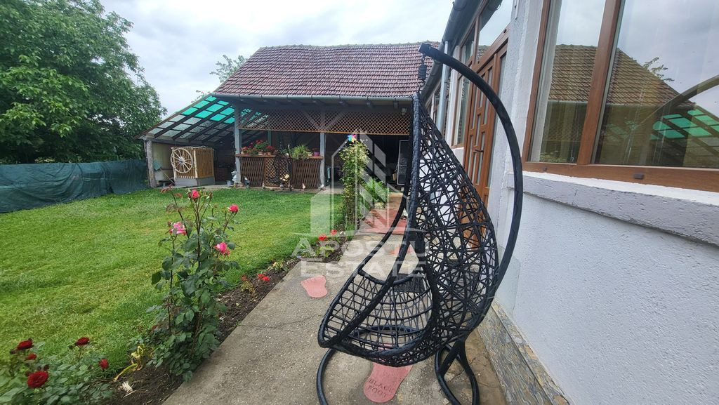 Casa individuala cu 6 camere,2 bai,teren de 1017 mp Pischia Central