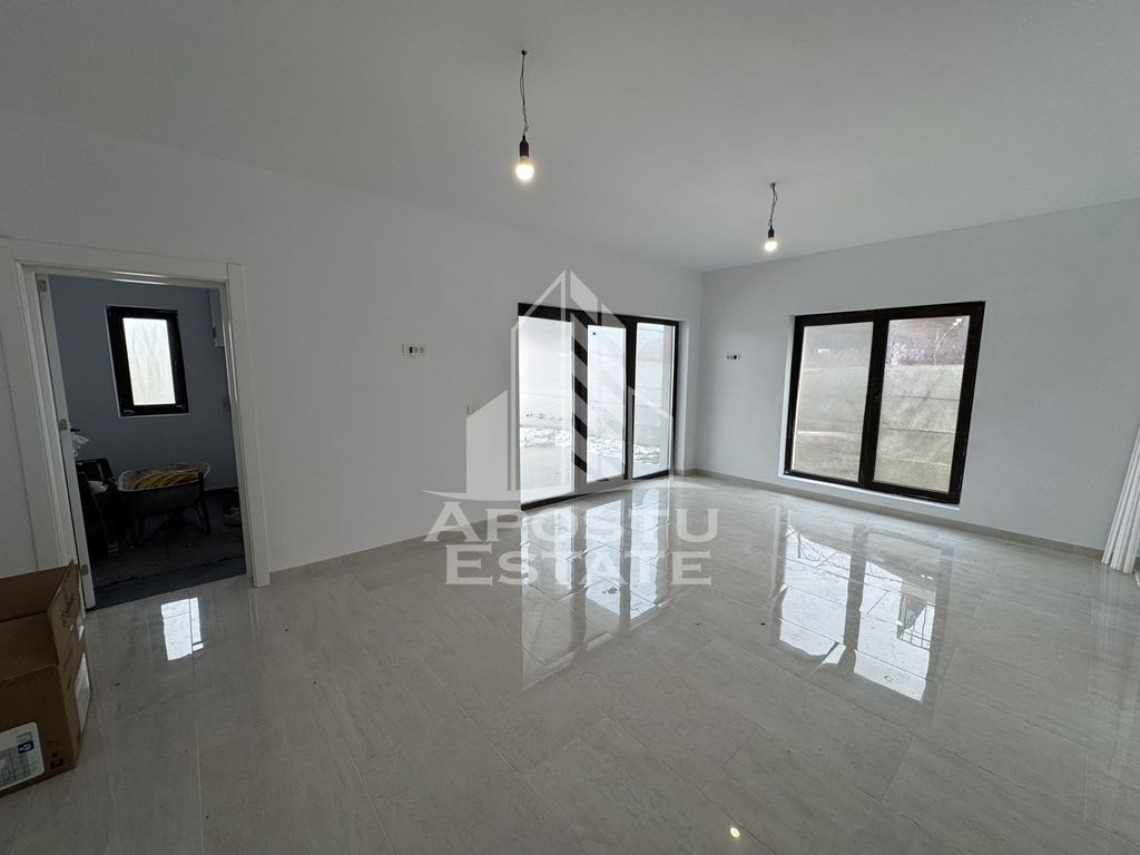 Duplex cu 5 camere si 3 bai, complet finalizat, disponibil imediat.