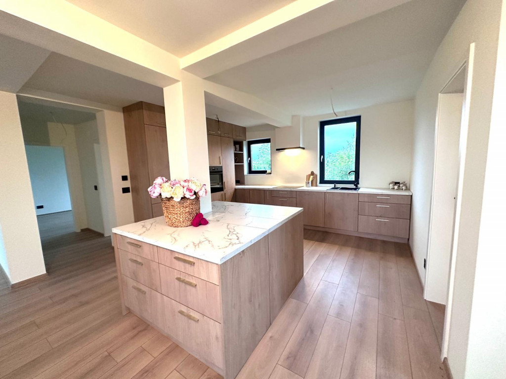 Duplex despartit prin camera tehnica- 5 dormitoare si 3 bai