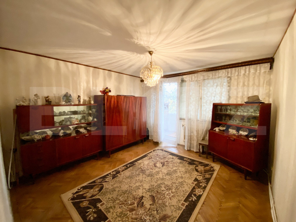 Apartament cu 3 camere decomandat,64 mp, etaj intermediar.zo