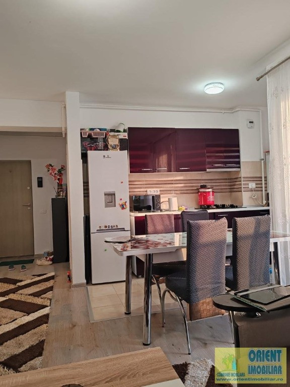 Apartament cu 3 camere de închiriat pe termen lung în zona