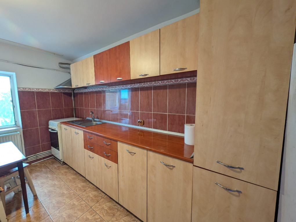 Vând apartament cu 3 camere, complet decomandat, suprafață utilă 74 mp