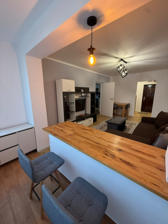 Apartament de închiriat pe termen lung, 2 camere, în zona