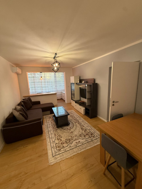 Apartament de închiriat pe termen lung, 2 camere, în zona