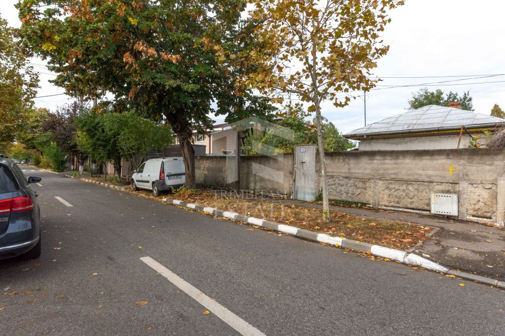 Straulesti - str. Pietrosita nr. 10, Casa demolabila cu teren 388 mp
