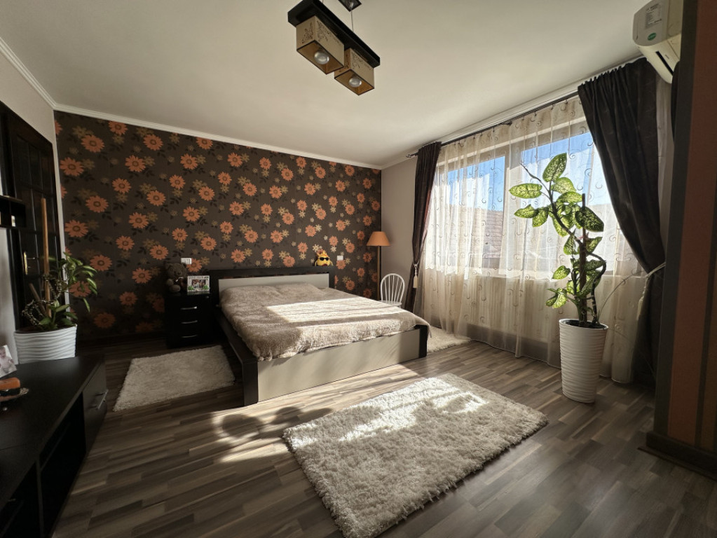 Casa individuală cu 9 camere, 1600 mp teren, 300 mp utili -