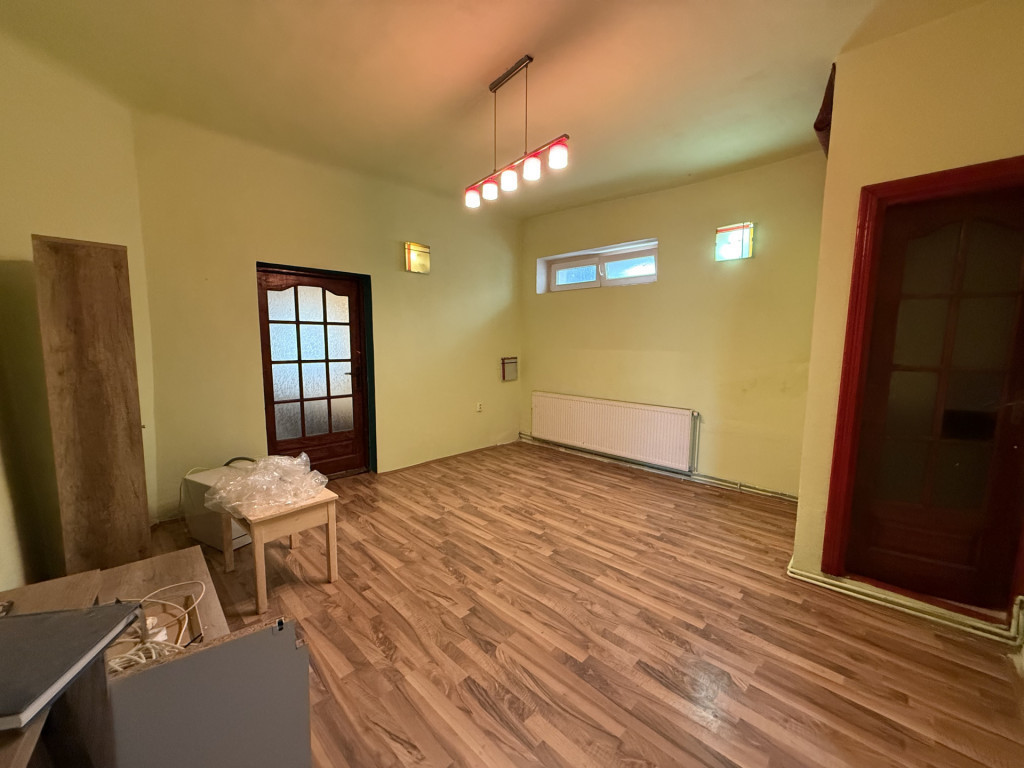 Apartament la curte comuna, 2 camere, 48 mp utili si teren c
