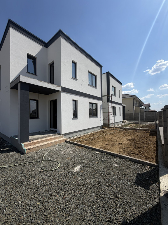 Duplex, despartit prin camera tehnica, 4 camere, 111mp utili