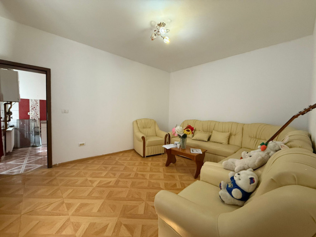 Casa cu 2 camere, semi-decomandat, 50mp utili - zona semicen