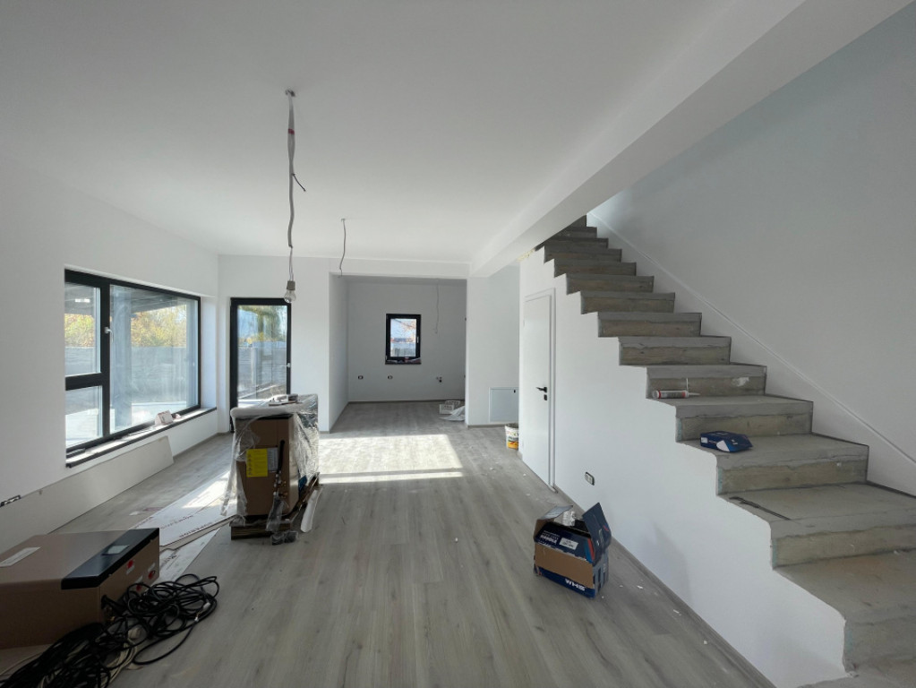 Duplex 3 camere separat prin baie Mosnita Noua