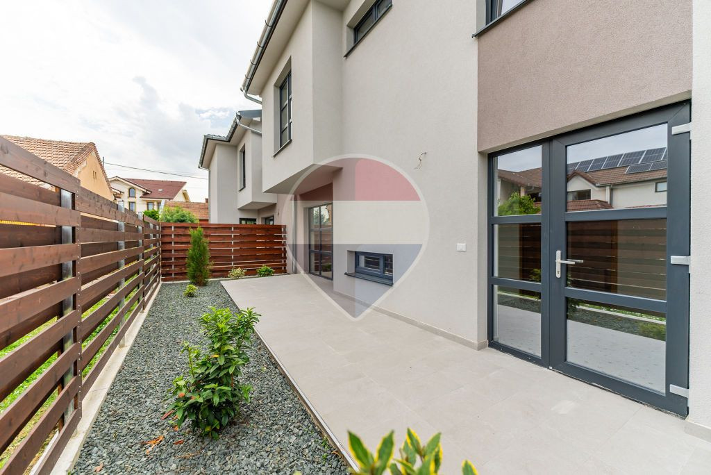 Apartament cu terasă și parcare în complex privat