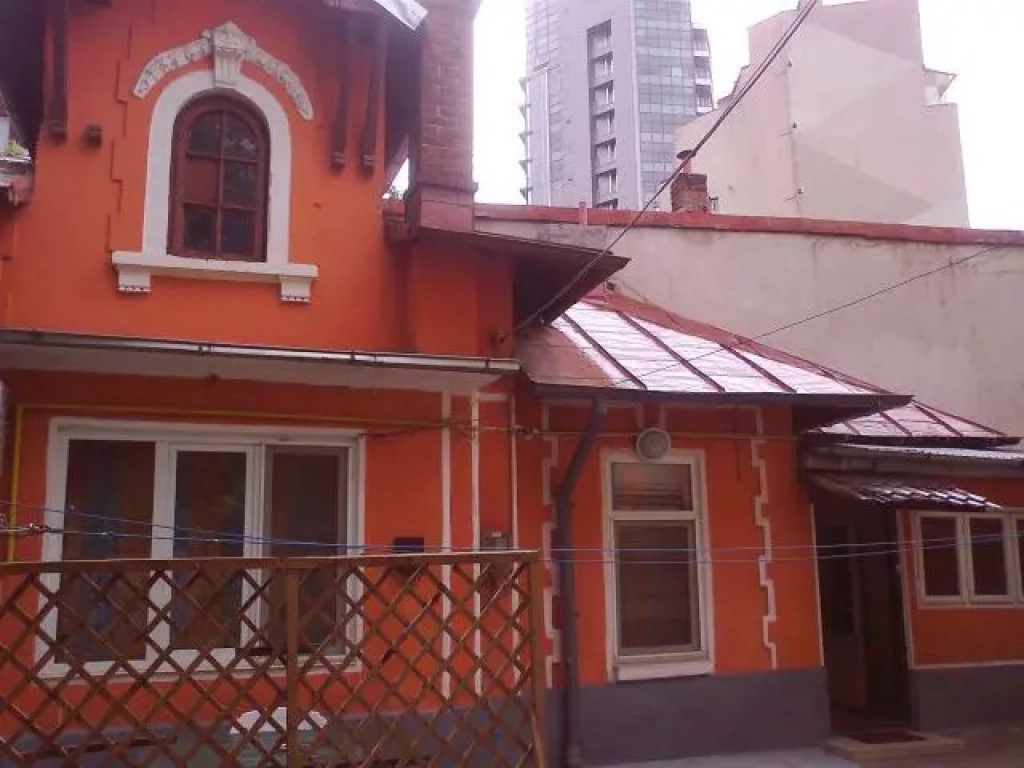De închiriat căsuță mică cât un apartament în zona Armenească
