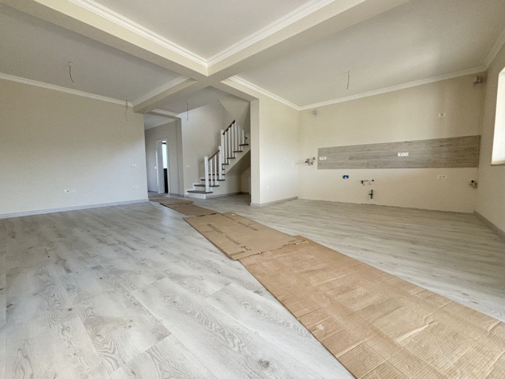 Casa 5 camere, 142mp, 300mp teren, despartita prin GARAJ in