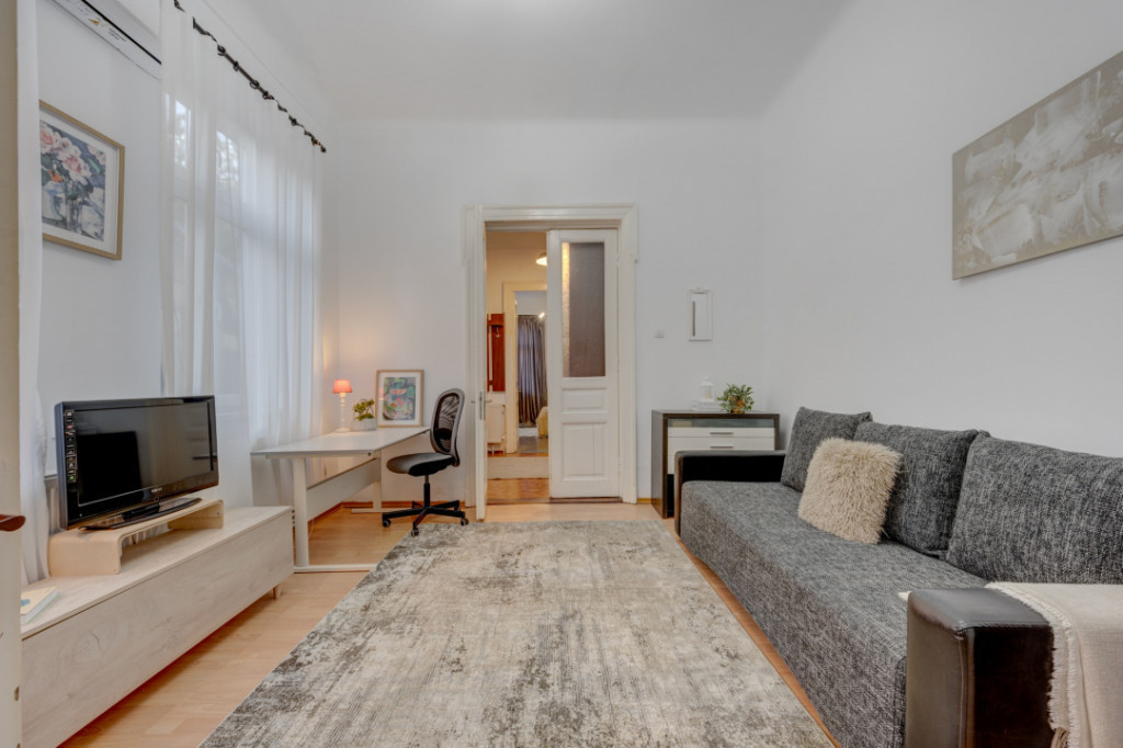 De inchiriat casă interbelicǎ, 92 mp, singur curte, în ap