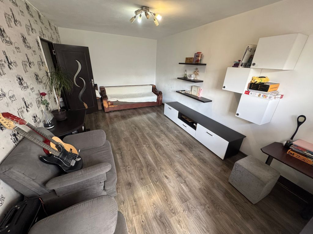 Apartament 2 camere decomandat zona Dacia cu Centrală proprie si Boxă