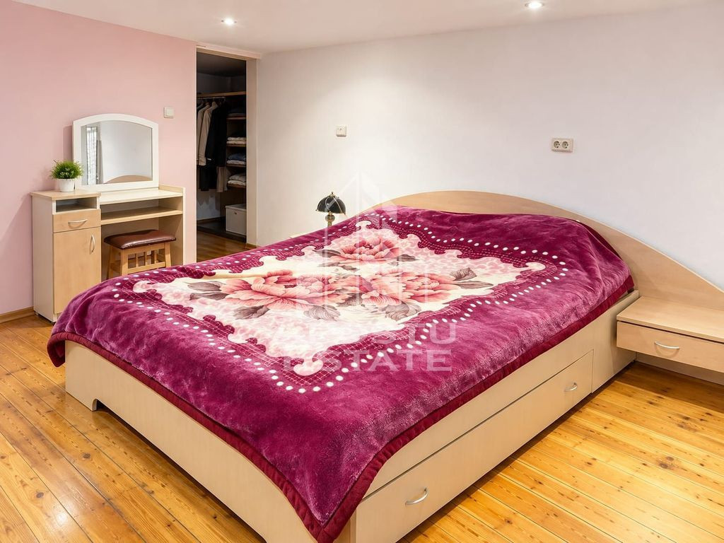 Casa cu 3 camere si curte comuna -zona Parneava