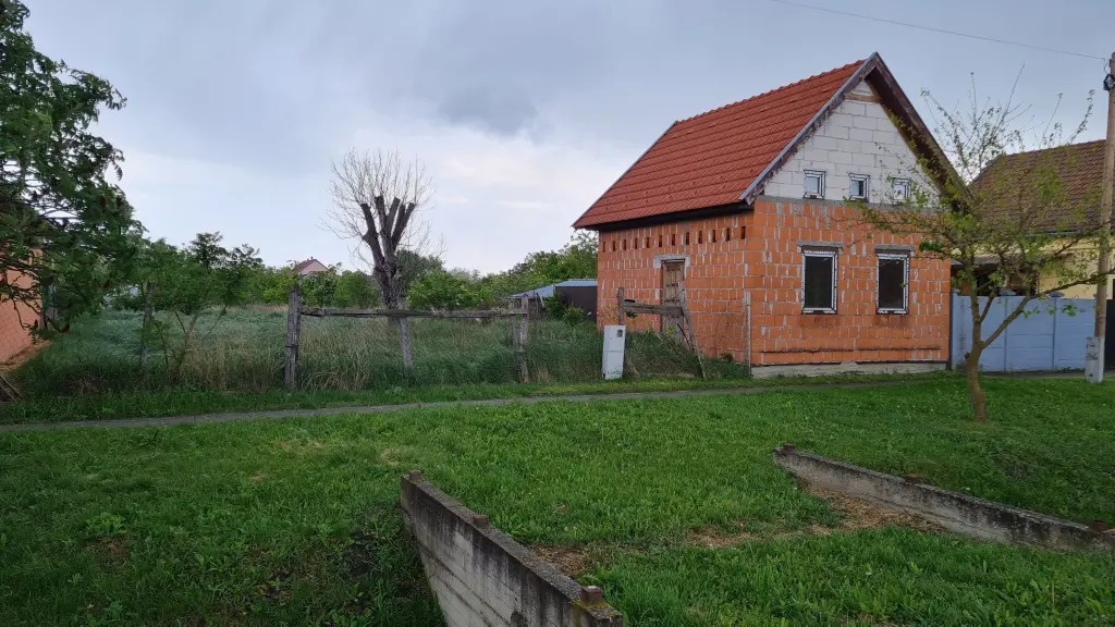 Teren 50mp cu casa neterminata in Batania, Ungaria