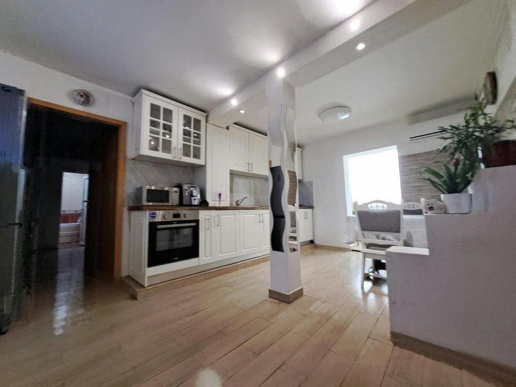 Apartament cu 3 camere decomandat - Circumvalatiunii Timisoa