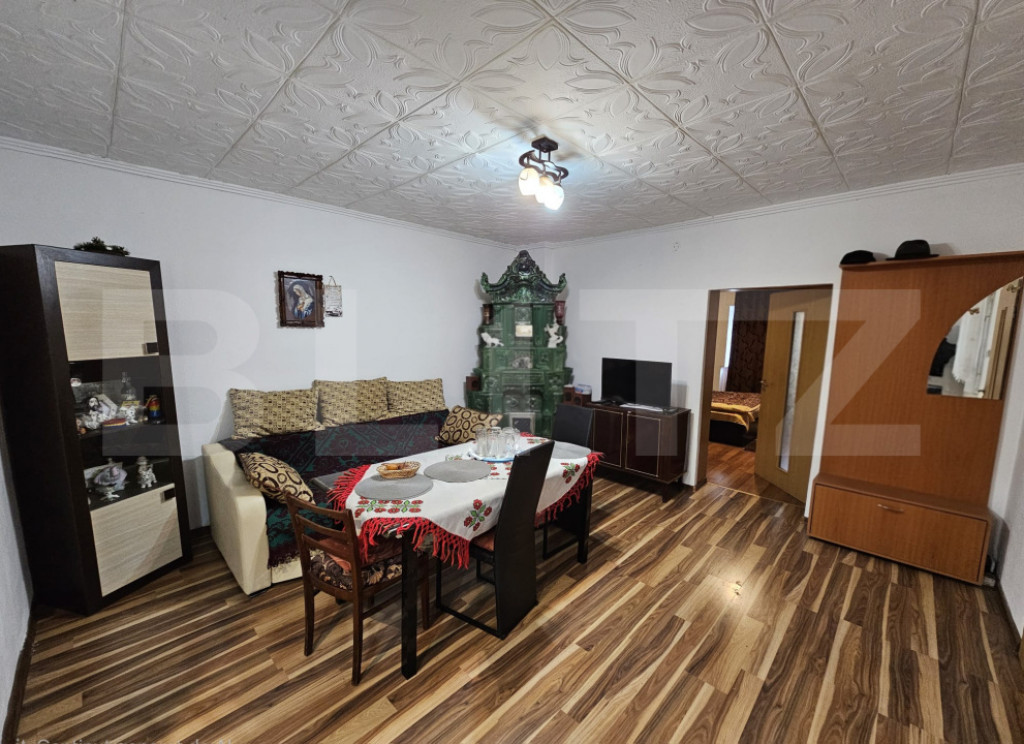 Casă cu 10 camere și teren de 2.046 mp, în zona Pieței d