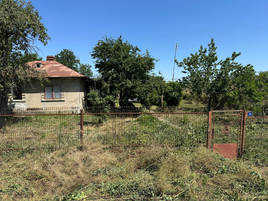 Vand casa batraneasca cu utilitati pe teren de 1200mp Andrasesti