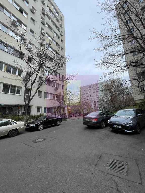 Apartament de cu 3 camere, vizavi de Mall Vitan, centrala proprie, parcare