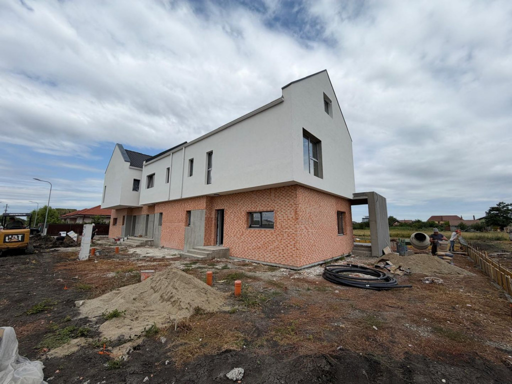 Triplex in Sacalaz | Finisaje premium | 3 camere | Asfalt |