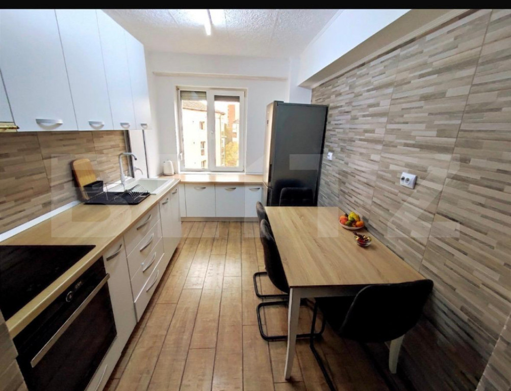Apartament 3 camere, 2 băi, Decebal