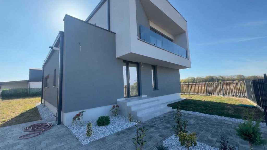 Casa individuala moderna cu 4 camere, 2 dressinguri, in Giar