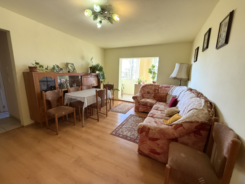 Apartament cu 3 camere, cu boxa si garaj, etaj 2 - Dambovita