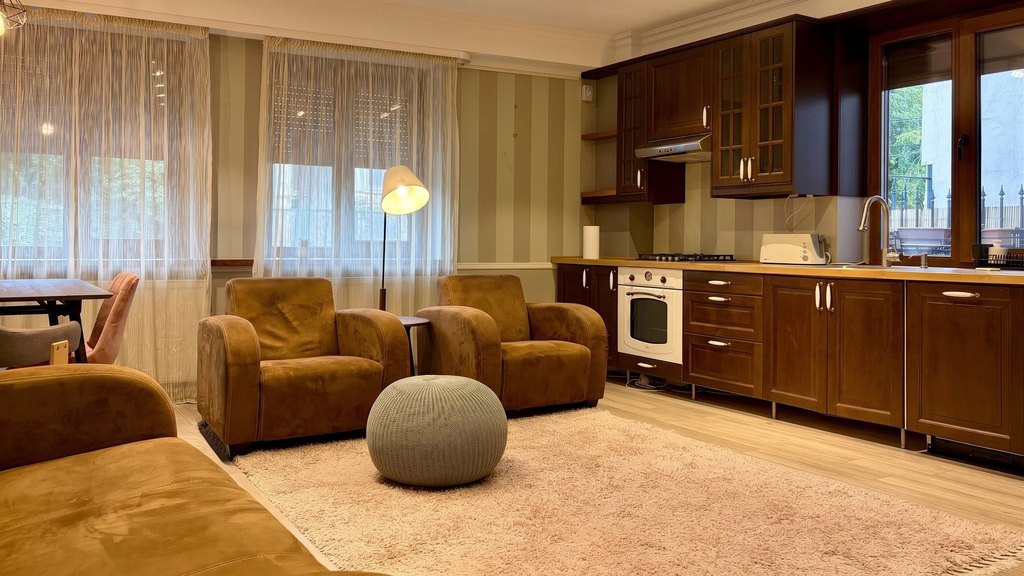 Casă cu design aparte | 4 camere | Demisol și mansardă înalt