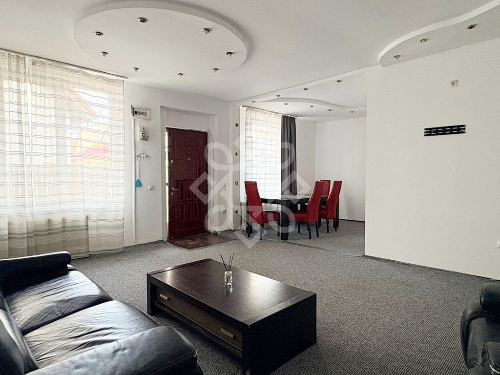 Apartament la casa, curte proprie, strada Nicolae Jiga